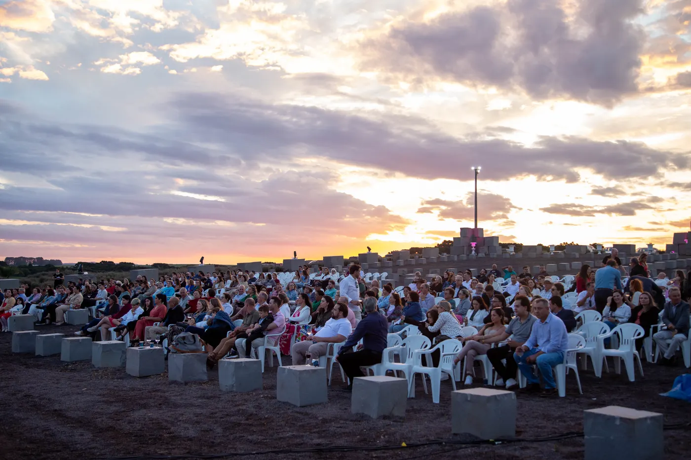 Plateia reunida no Teatro Pedra Basalto ao pôr do sol