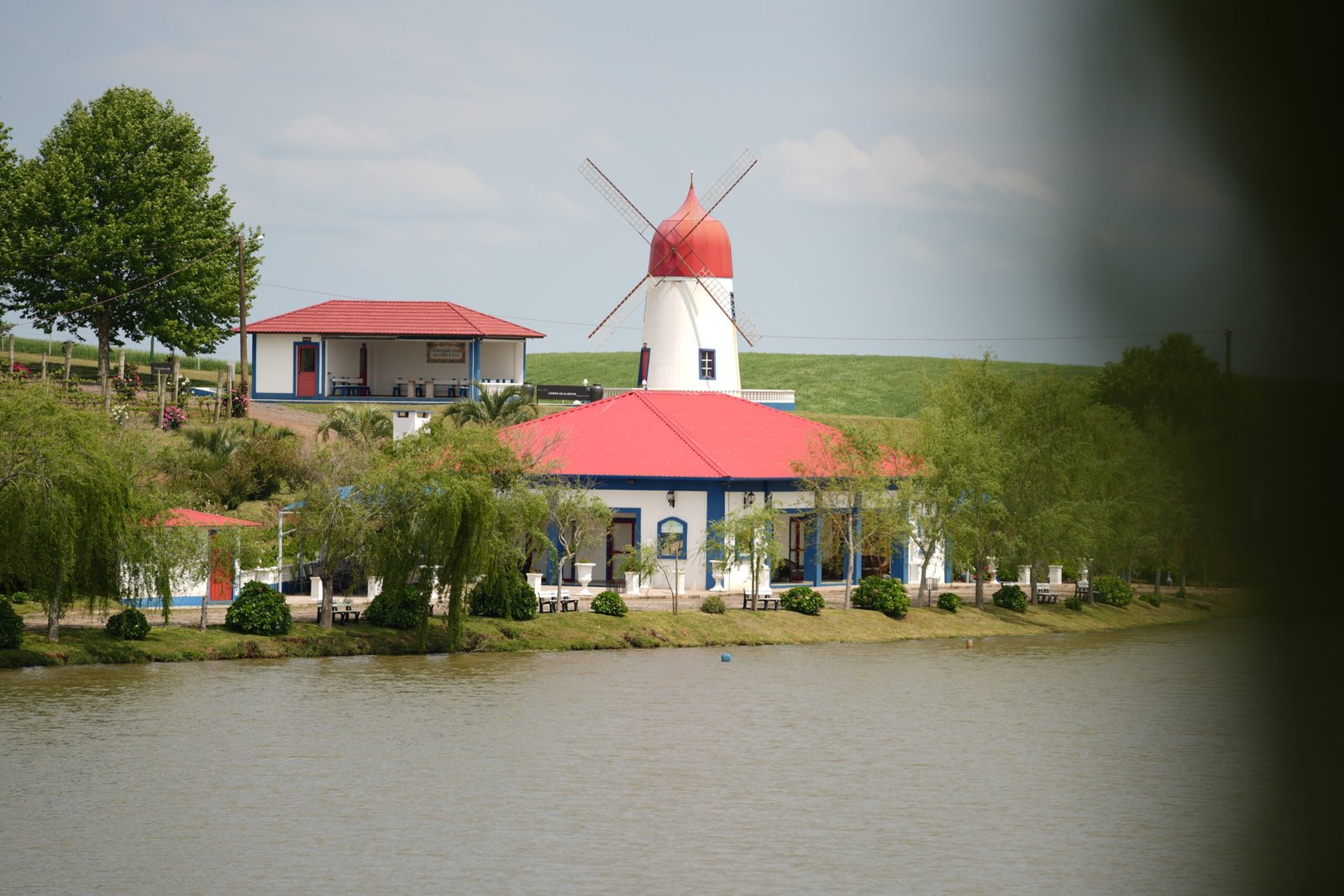 Moinho de vento açoriano à beira do lago da Villa