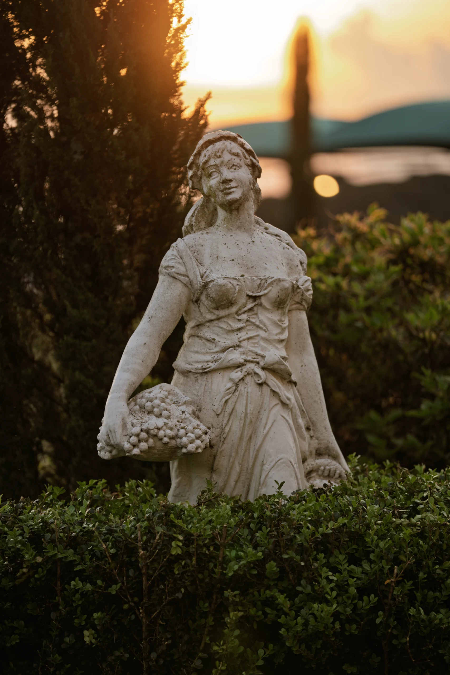 Estátua no jardim da Villa ao pôr do sol