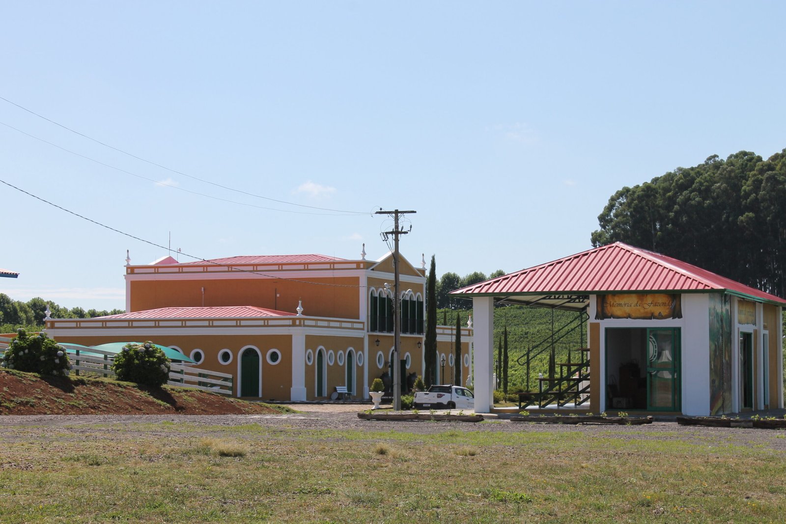 Prédio da vinícola e a casa Memória da Fazenda