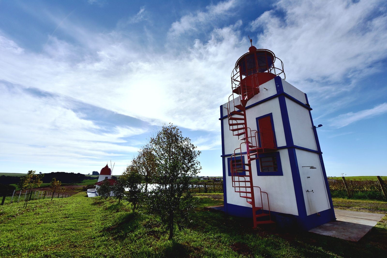 Farol da Villa Açoriana erguendo-se sobre os vinhedos dos Campos de Cima da Serra
