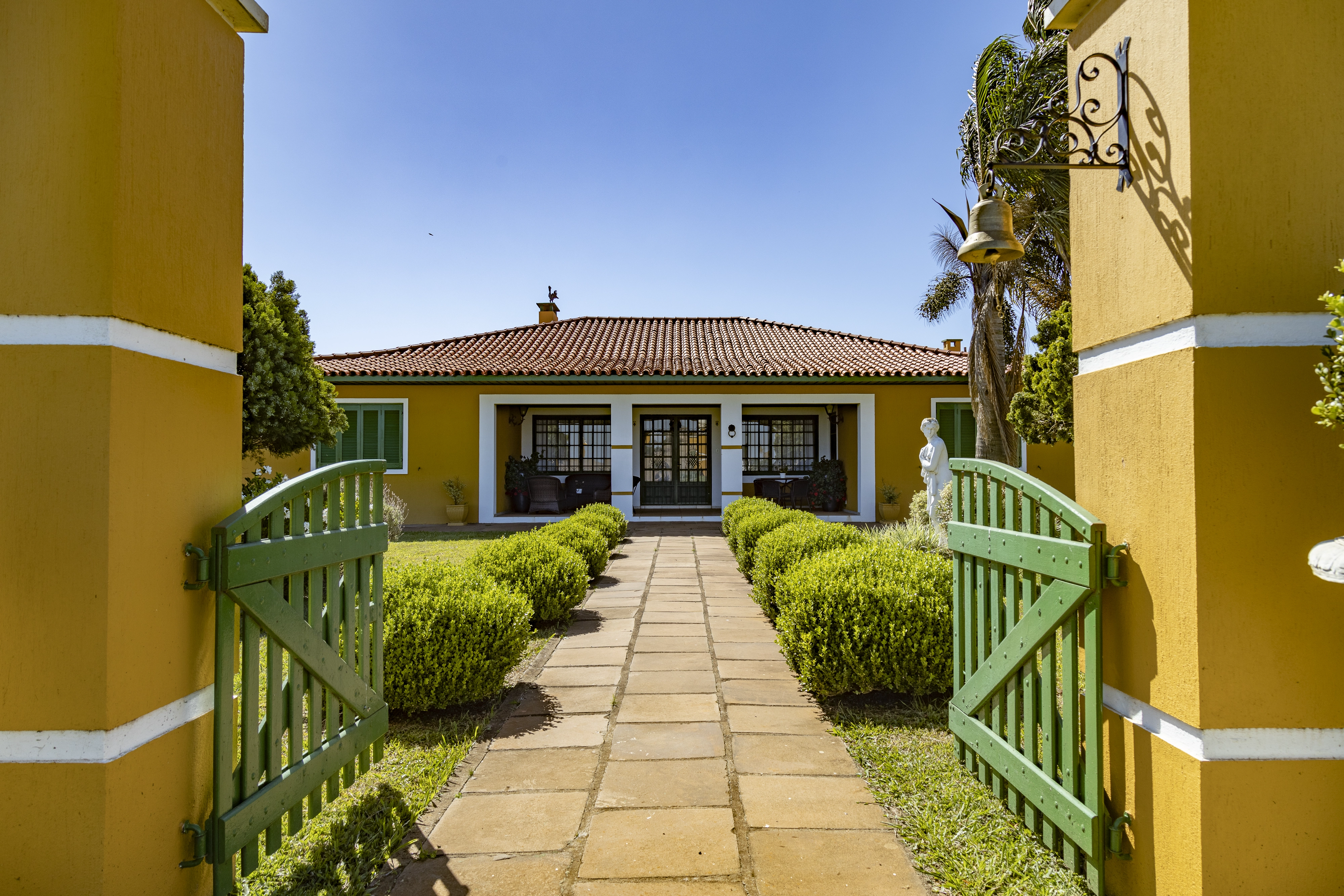 Casa principal da Villa Açoriana cercada pelos jardins