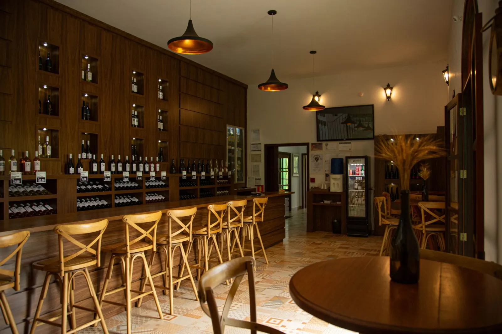 Loja e wine bar da Família Lemos de Almeida, com balcão de degustação e adega