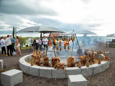 Costelas e cordeiro assando em volta do fogo de chão