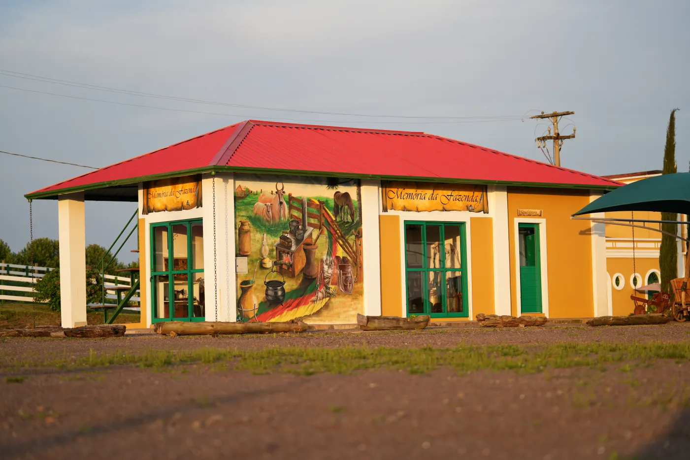 A Memória da Fazenda, com o prédio amarelo e o mural histórico na fachada