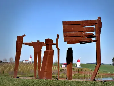 A escultura em aço da caravela açoriana, com o farol e o moinho ao fundo