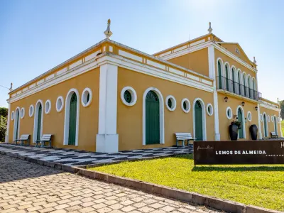 O prédio amarelo da vinícola, em estilo neoclássico açoriano